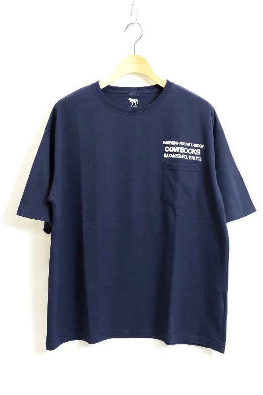 COW BOOKS / Book Vendor Pocket T-shirt-Navy×White